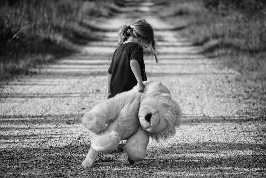 girl, walking, teddy bear-447701.jpg